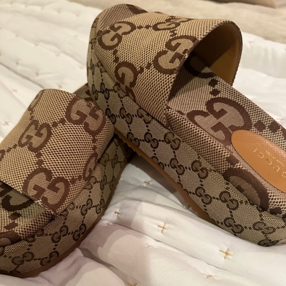 GUCCI WOMEN'S PLATFORM SLIDE never been worn. Brand new, only been tried on. - Picture 6 of 10